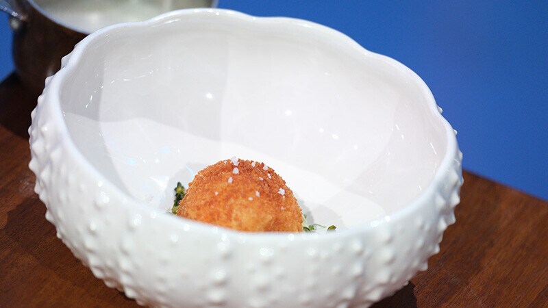 Croquetes de Camarão com Maionese e Pickles