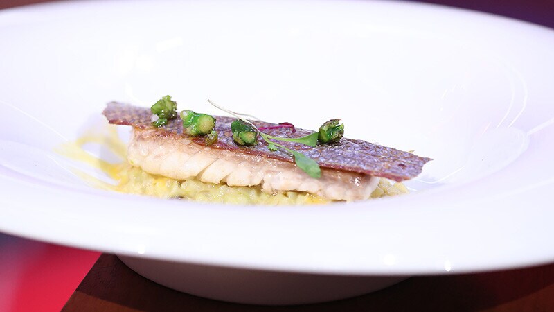 Filete de Dourada com Bulgur Cremoso de Espargos e Molho de Maracujá