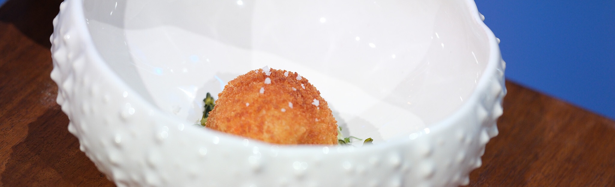 Croquetes de Camarão com Maionese e Pickles