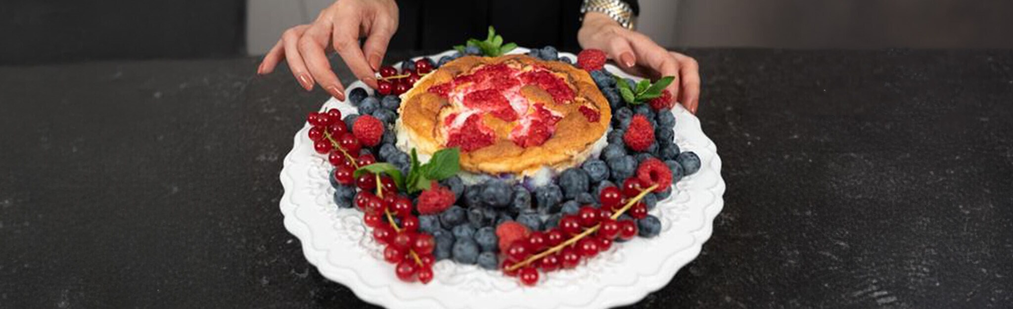 Bolo de Claras e Frutos Vermelhos