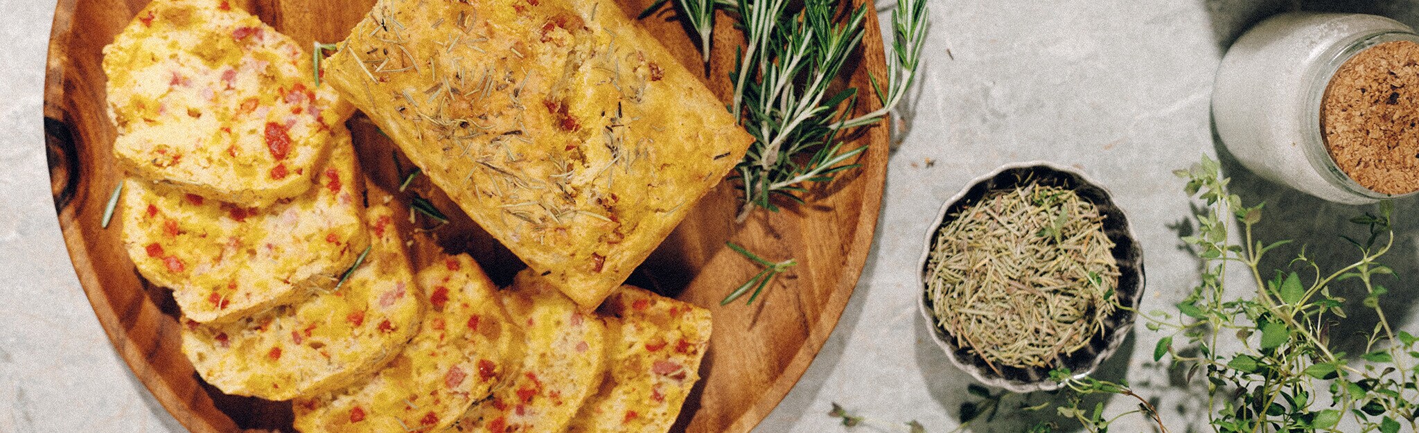 Bola de carnes com queijo da ilha e alecrim