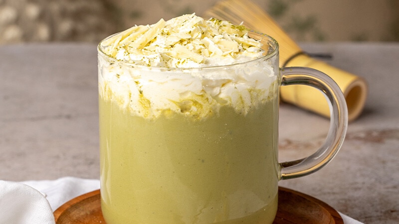 Chocolate Quente de Matcha com Chocolate Branco