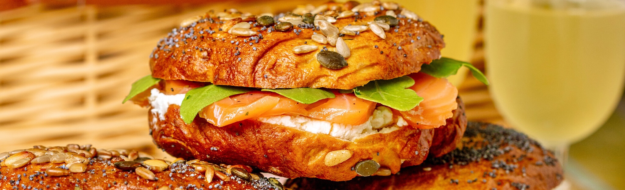 Bagels Aromáticos de Manjericão com Sementes