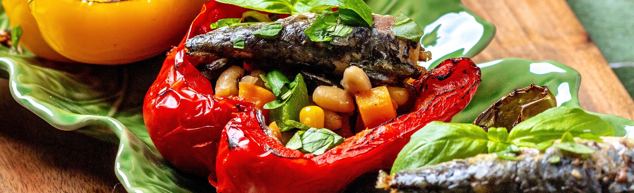 Pimentos Recheados com Salada de Feijão e Legumes