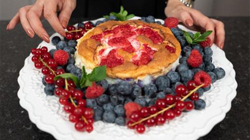 Bolo de Claras e Frutos Vermelhos Bolo de Claras e Frutos Vermelhos
