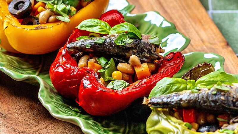 Pimentos Recheados com Salada de Feijão e Legumes