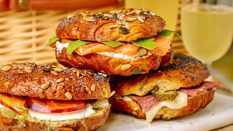 Bagels Aromáticos de Manjericão com Sementes