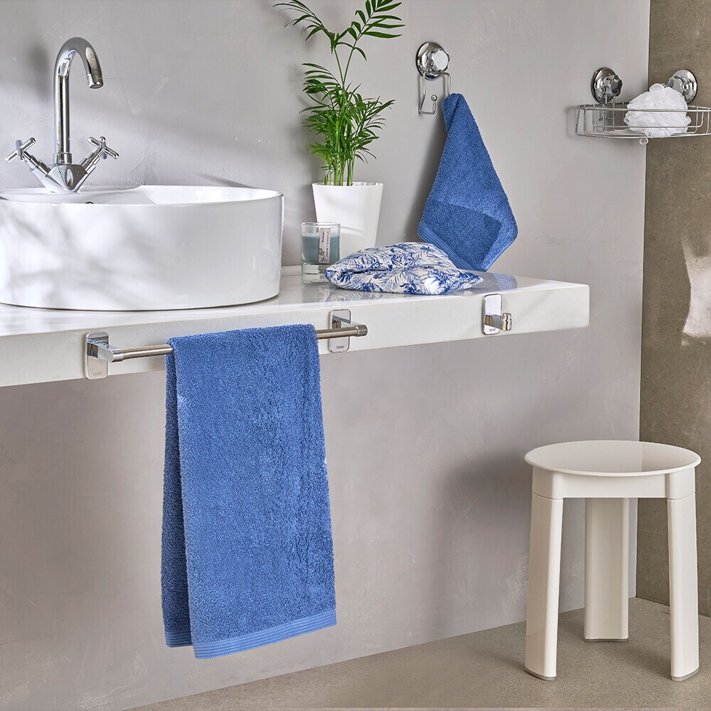 En una selección de accesorios de pared, suelo, y ducha