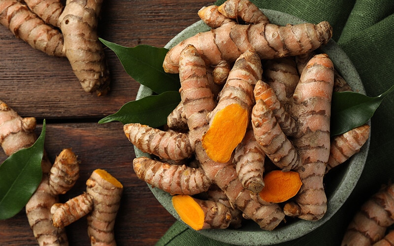 10 maneiras de consumir curcuma e cuidar de si com esta especiaria milenar