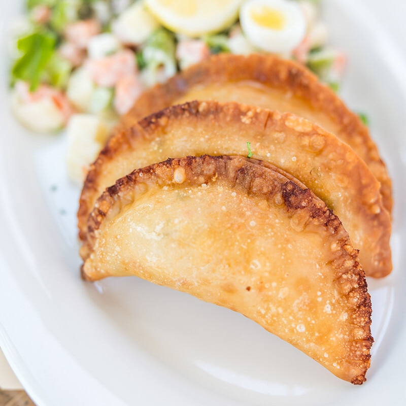 Pasteis de Camarão com Salada Russa
