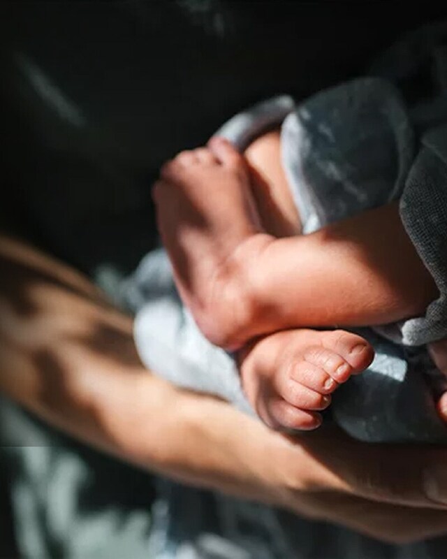 Descubra os melhores géis de duche e cremes para a pele atópica do seu bebé.