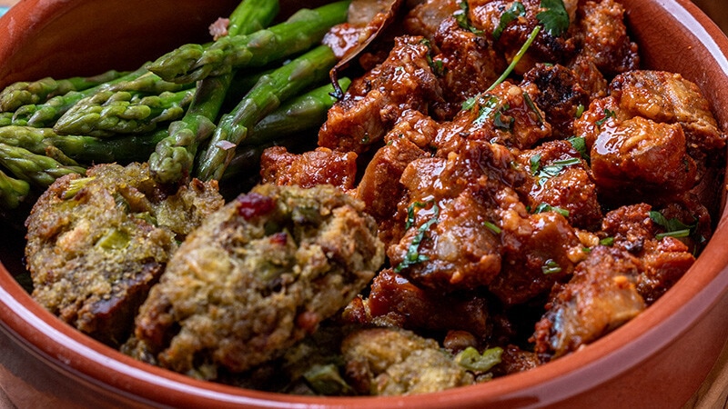 Migas de Espargos com Carne de Porco e Laranja