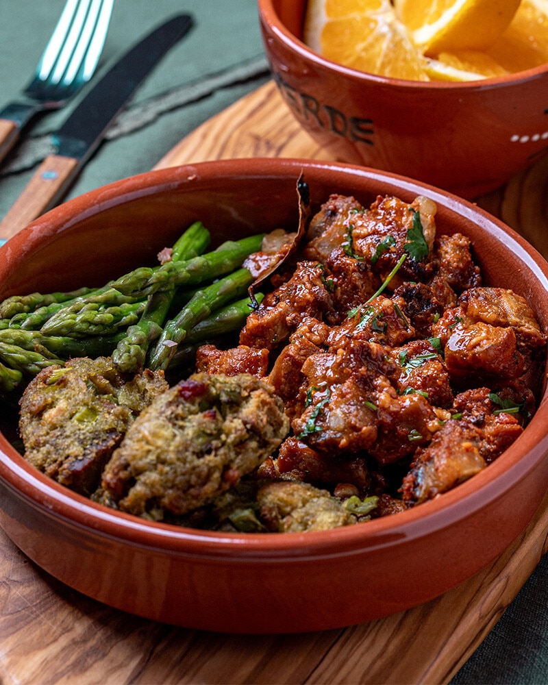 Migas de Espargos com Carne de Porco e Laranja