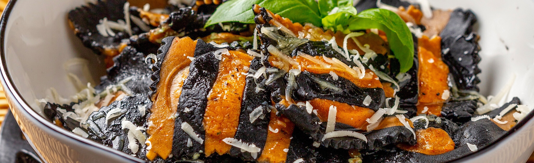Ravioli Laranja e Preto com Recheio de Ricotta, Limão e Manjericão