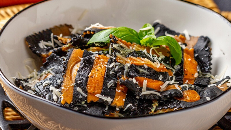 Ravioli Laranja e Preto com Recheio de Ricotta, Limão e Manjericão