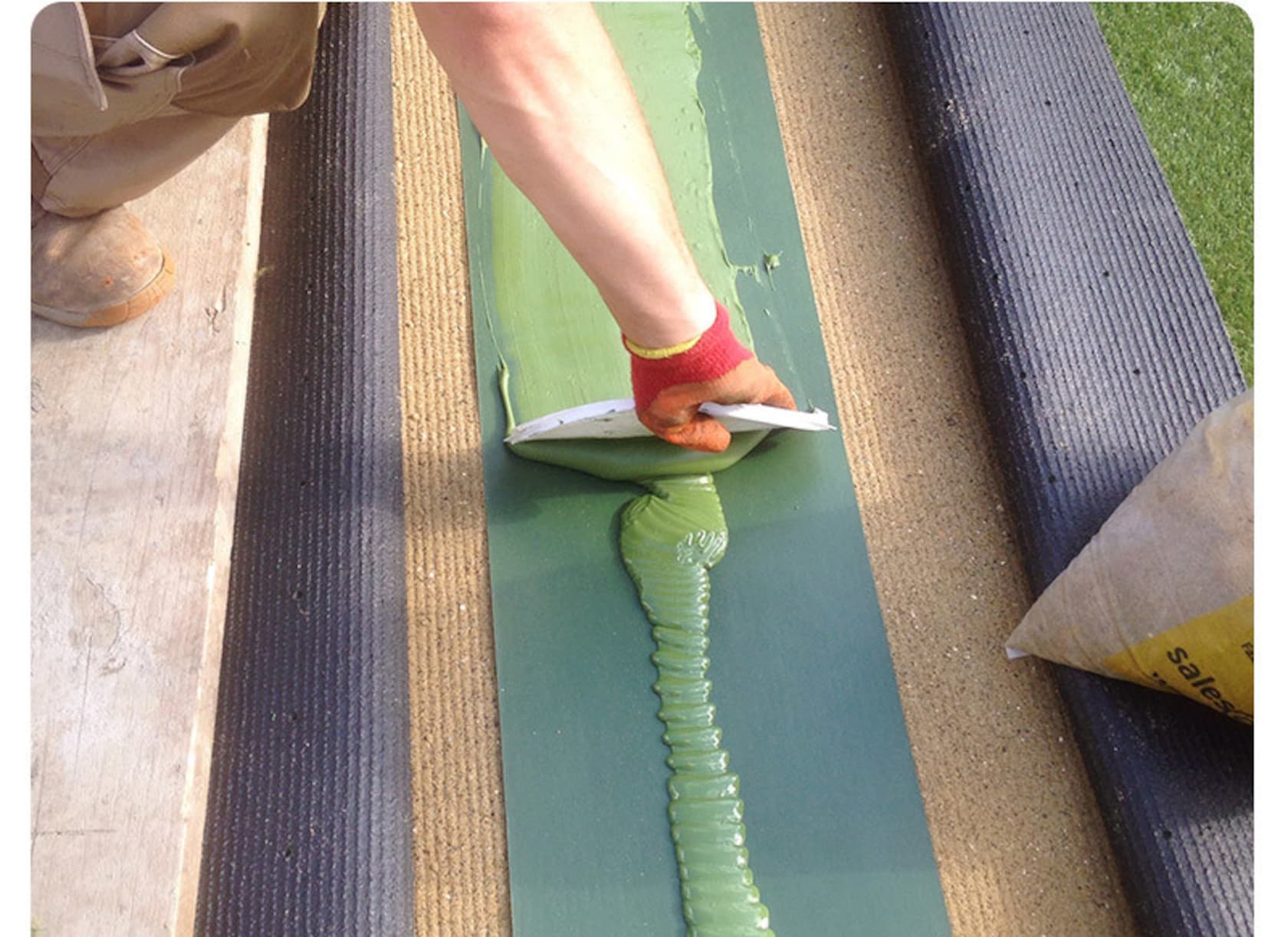 guía césped artificial