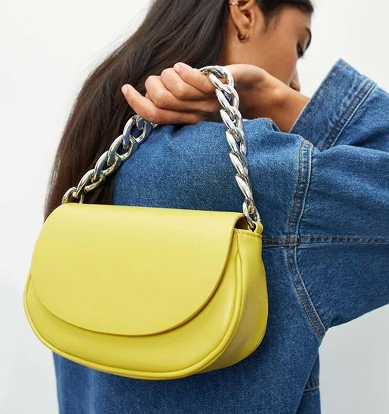 blusa blanca con solapa