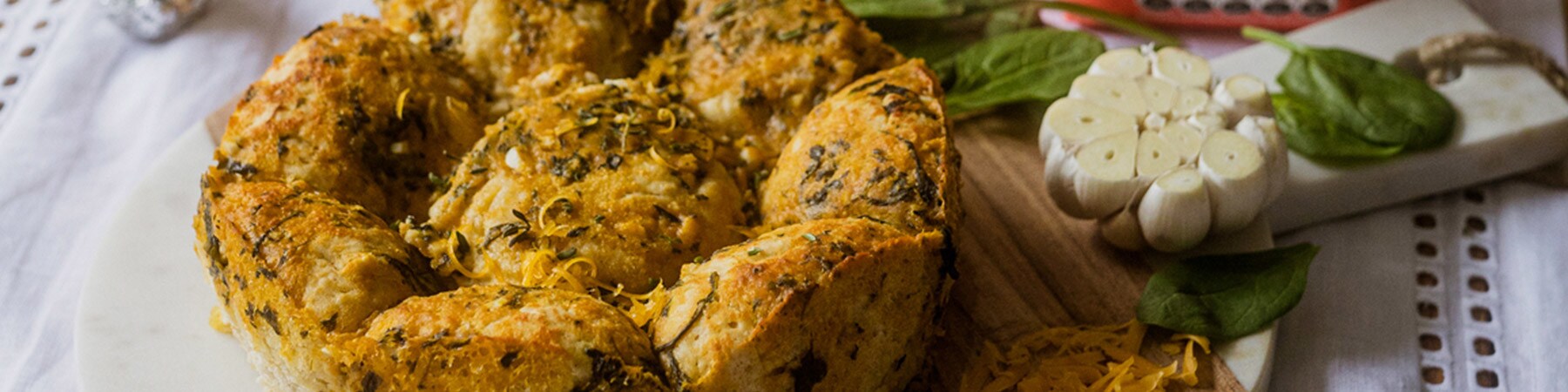 Pão Desmontado com Queijo Cheddar, Mostarda e Espinafres