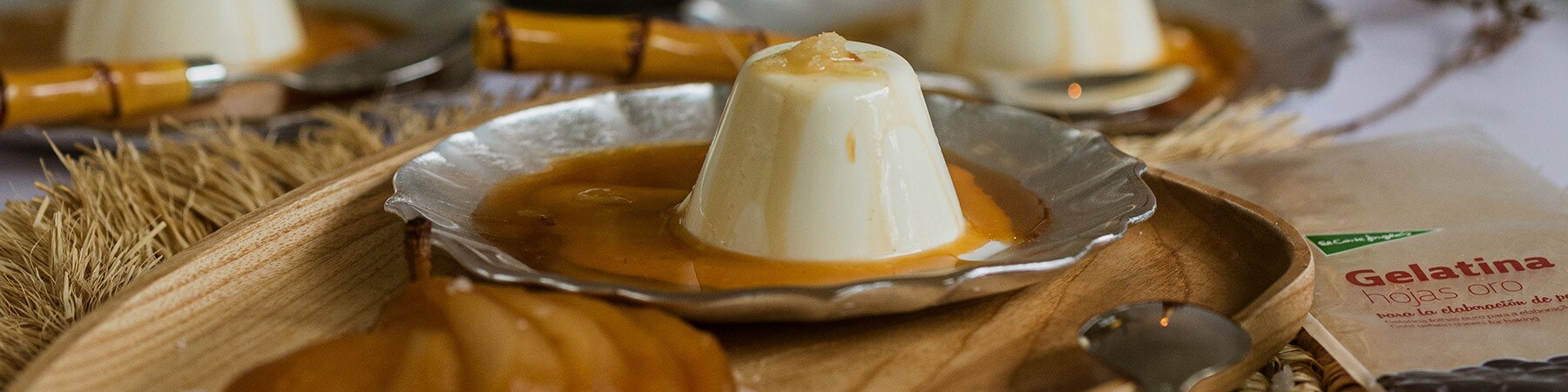 Panna Cotta de Peras Escalfadas e Toffee Crunch de Amêndoas