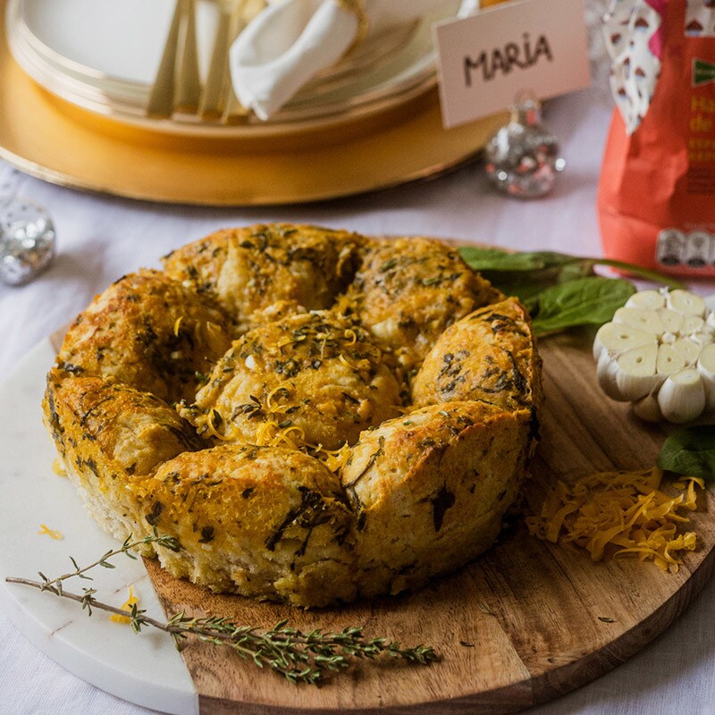 Pão Desmontado com Queijo Cheddar, Mostarda e Espinafres