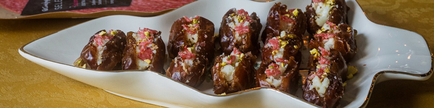 Tâmaras Recheadas com Salame e Queijo de Cabra Guarnecidas com Pistacho