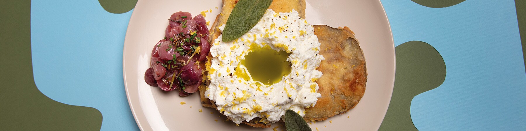 Beringela à Milanesa com Ricota, Uvas Assadas e Sálvia