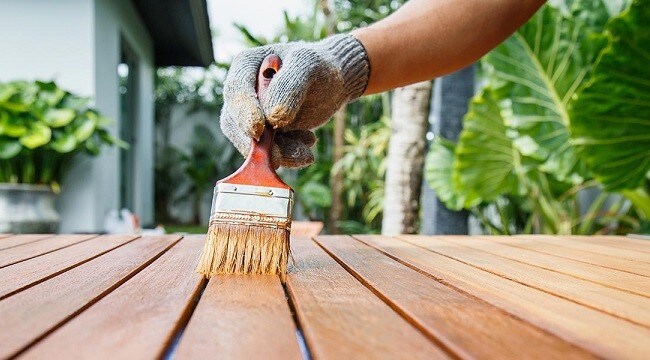 Como tratar madeira de exterior