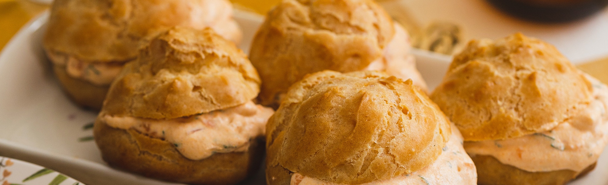 Profiteroles de creme de salmão