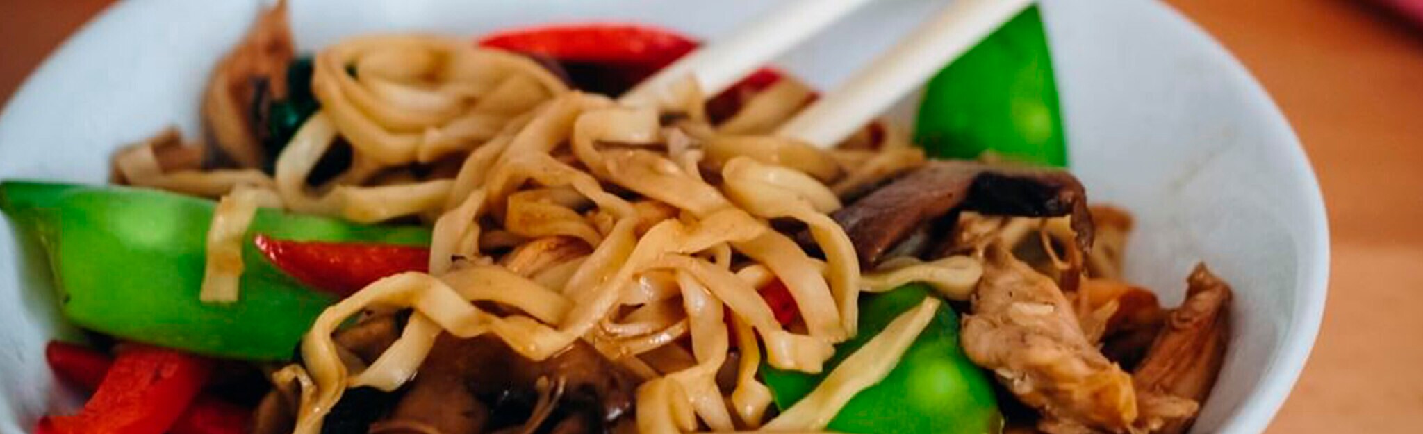 Frango com Vegetais Lo Mein