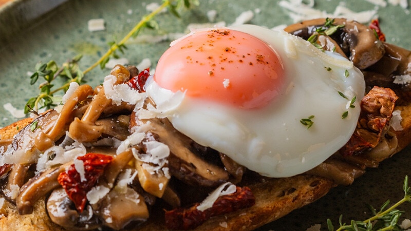 Open Toast Cogumelos com Ovo Poché e Mis