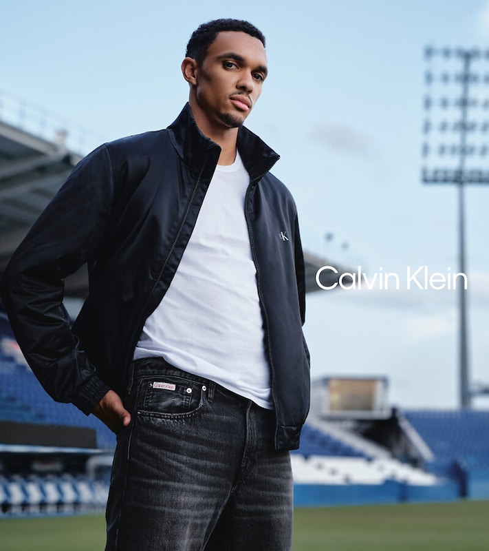 Nível máximo Trent Alexander-Arnold domina o jogo com Calvin Klein Jeans