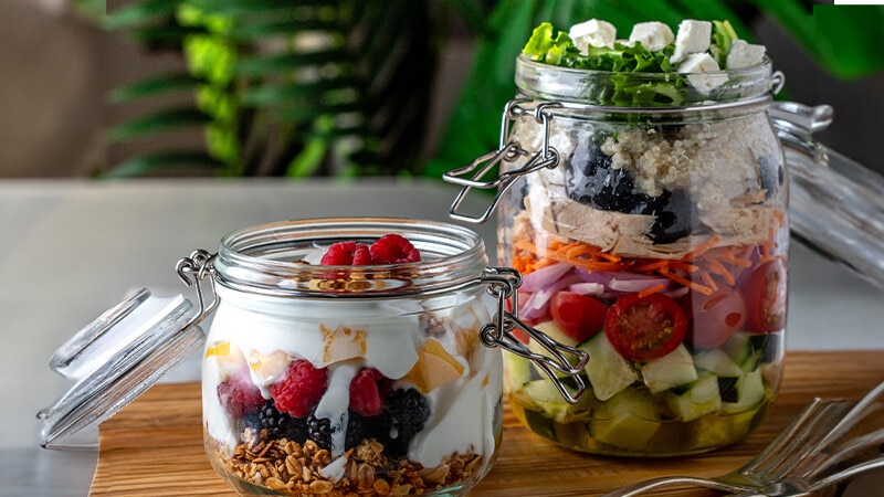Salada Colorida em Camadas no Frasco e Parfait de Iogurte, Fruta e Granola no Frasco