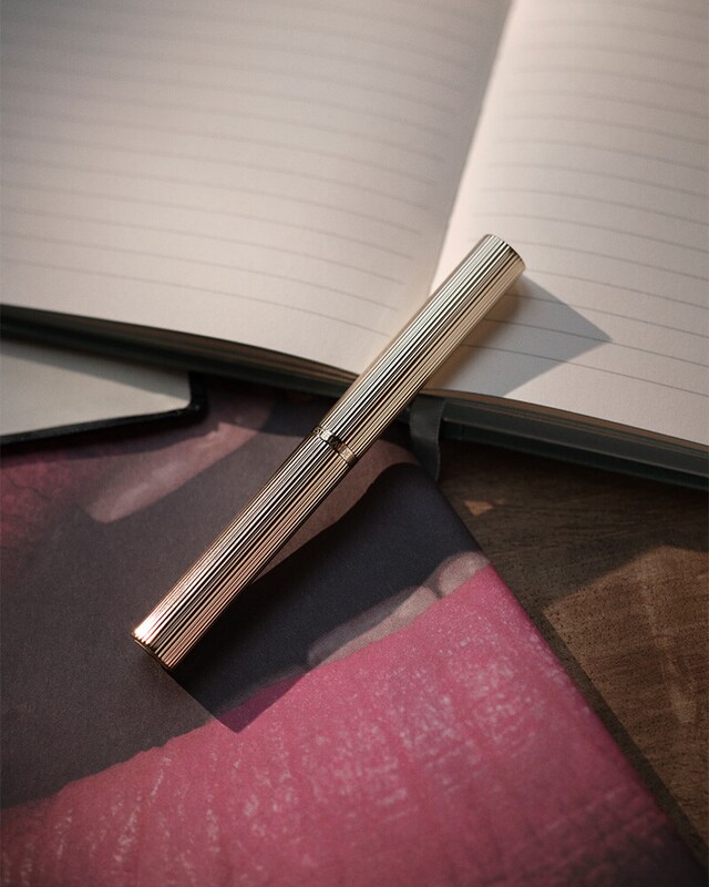 Batom Pure Color Explicit Silk Mate, Estée Lauder, no tom LS-211 Untouchable