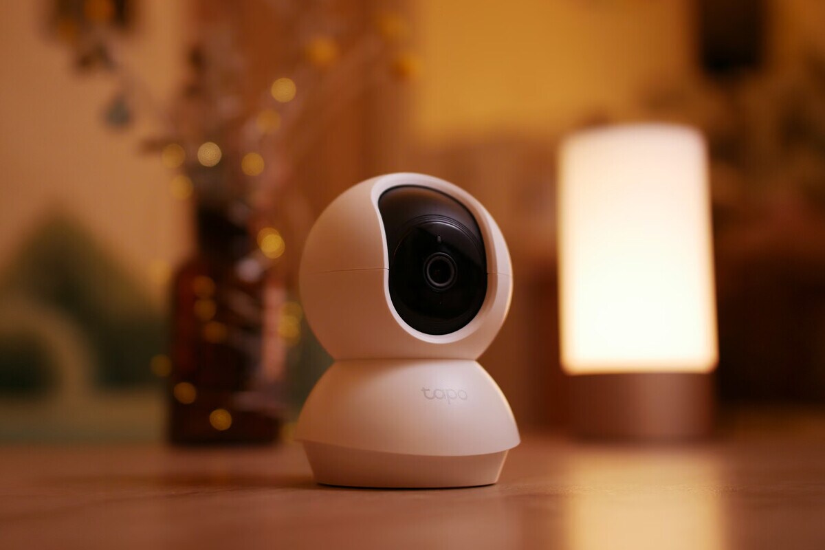 Cámara de vigilancia de sobremesa o fija de pared con sistema Wi-Fi.