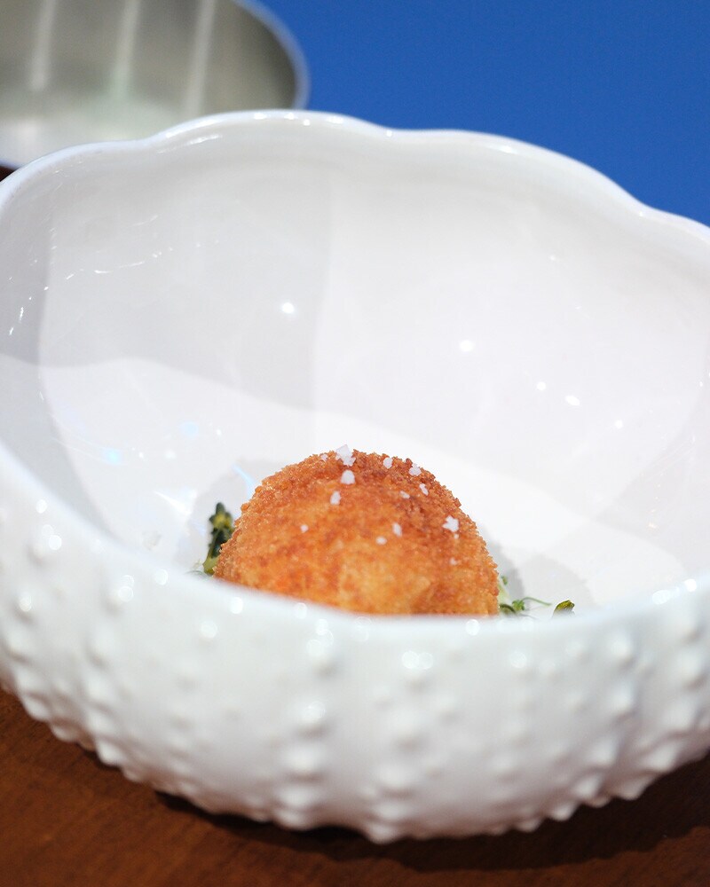 Croquetes de Camarão com Maionese e Pickles