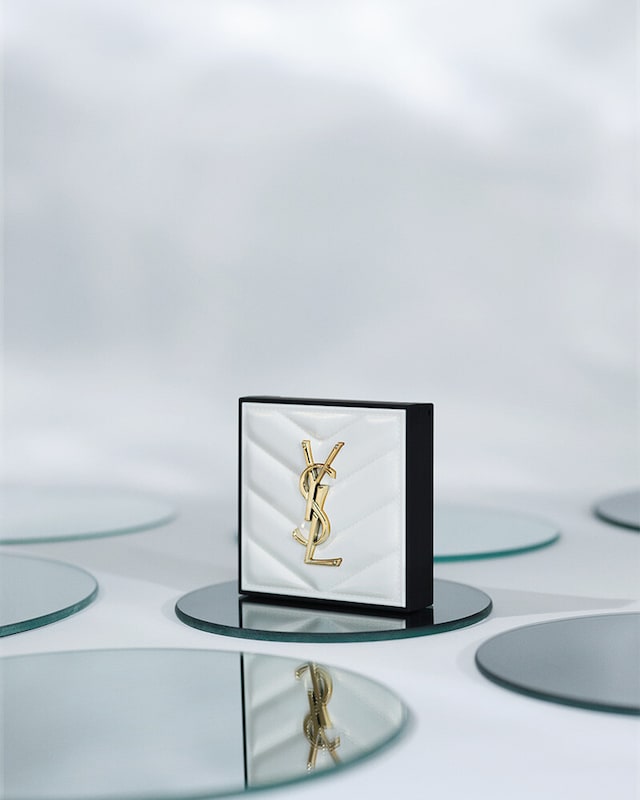 Pó iluminador Hyper Luminize, Yves Saint Laurent, no tom Hypnotic Honey 