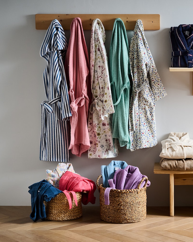 Albornoces lisos, de diseño e infantiles Basics El Corte Inglés