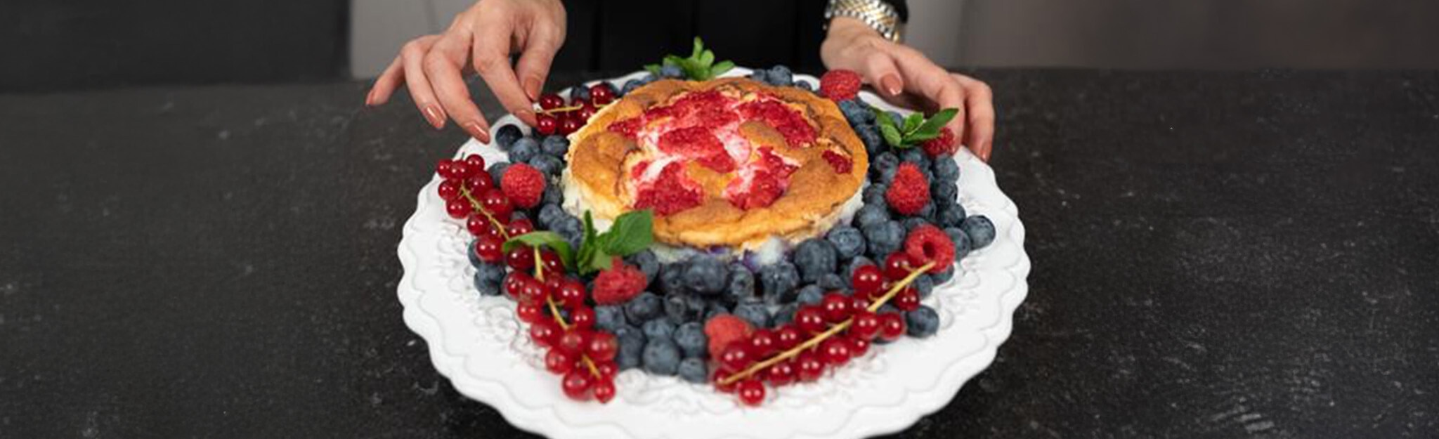 Bolo de Claras e Frutos Vermelhos