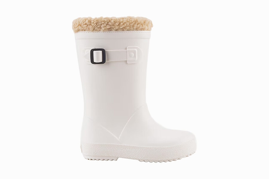 Galochas brancas com pormenor de fivela