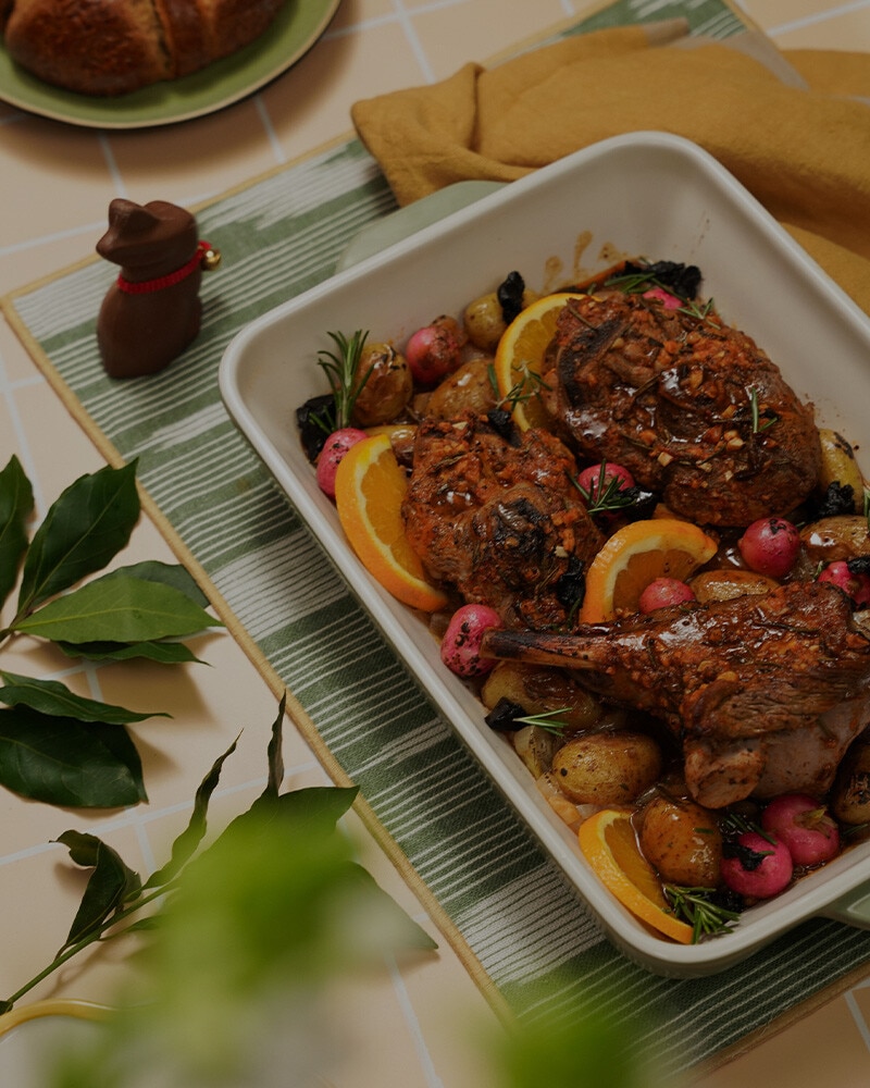 Perna de Borrego no Forno com Rabanetes e Alho Negro