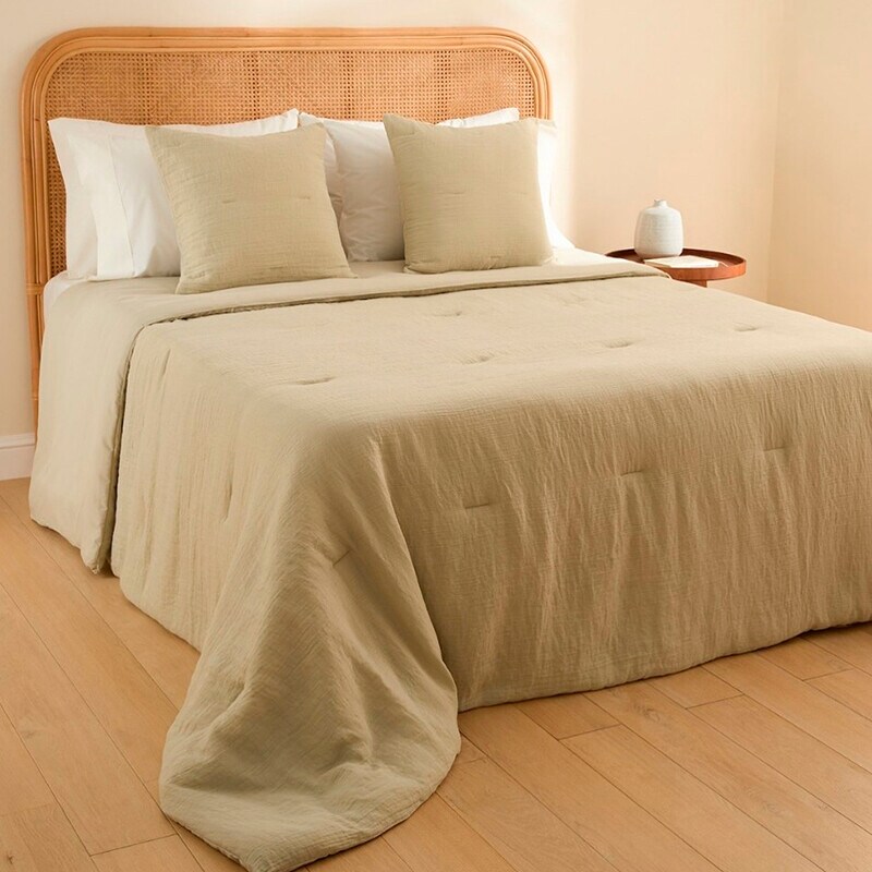 una seleccion de edredones y mantas decorativas