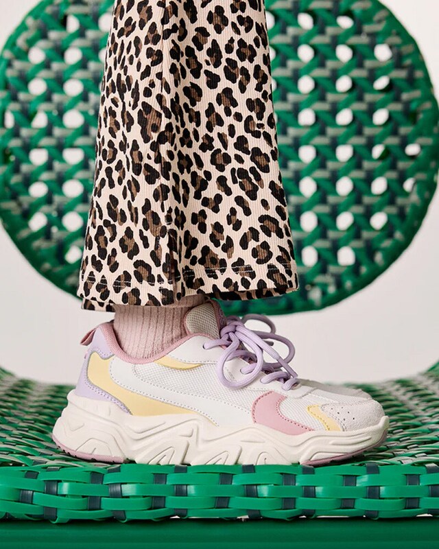 Veja Sapatilhas para menina na loja online do El Corte Inglés