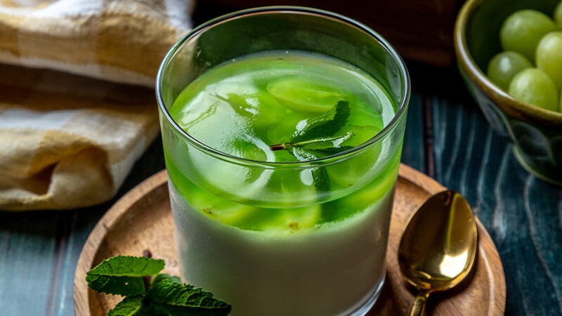 Panna Cotta com Uvas e Gelatina de Lima, Hortelã e Tutti Frutti