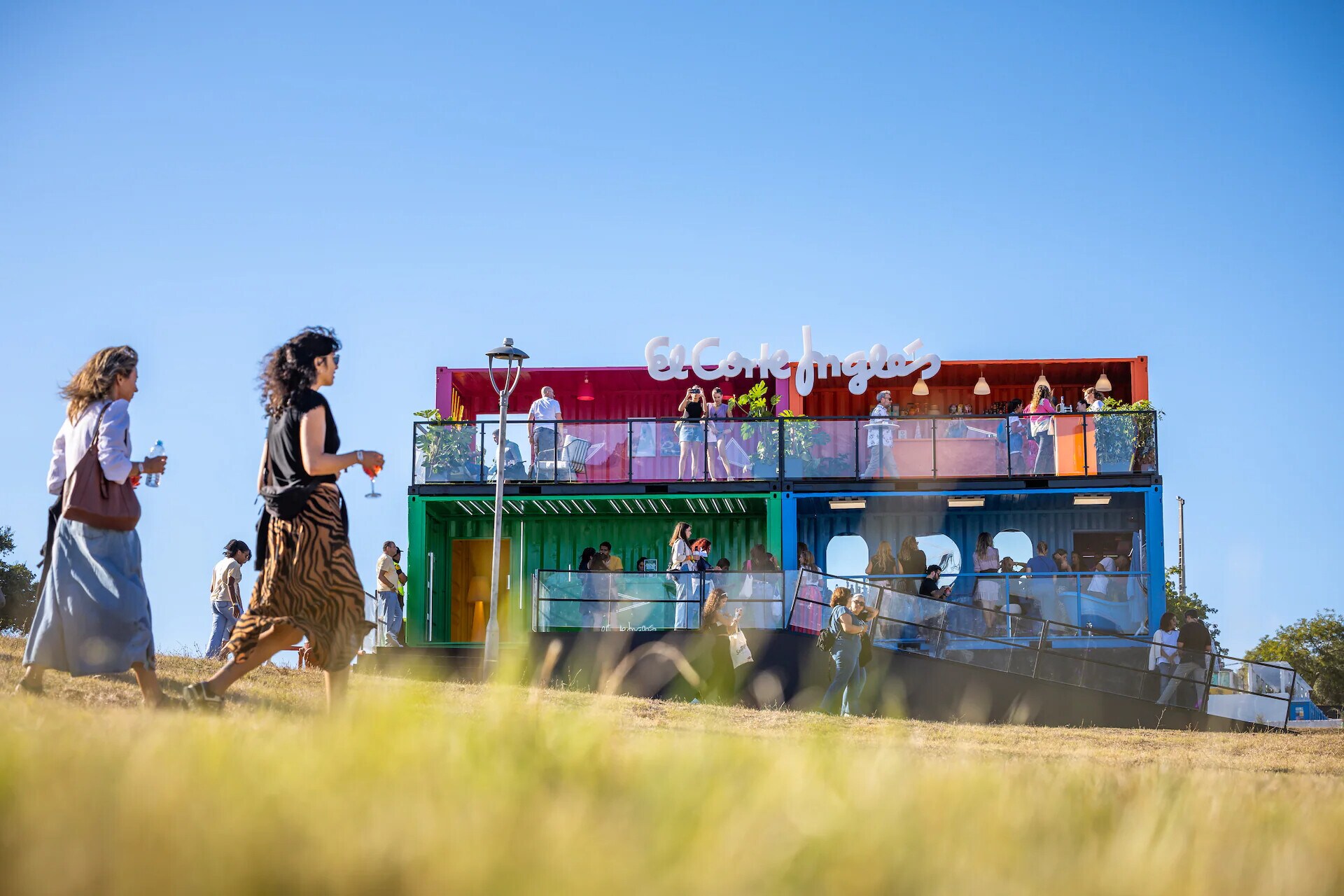 Light and colour, all in big style 