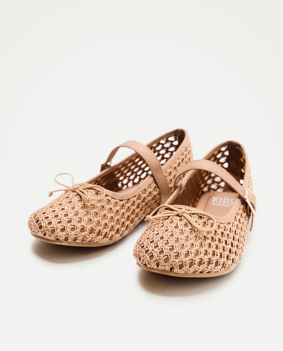 Imagem 0 de Sapatos de Presilha com Rede, Fivela e Biqueira Redonda