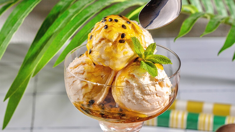 Gelado de Baunilha e Calda de Maracujá