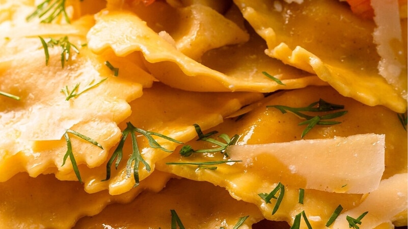 Ravioli com salmão fumado, requeijão e endro em molho rosa