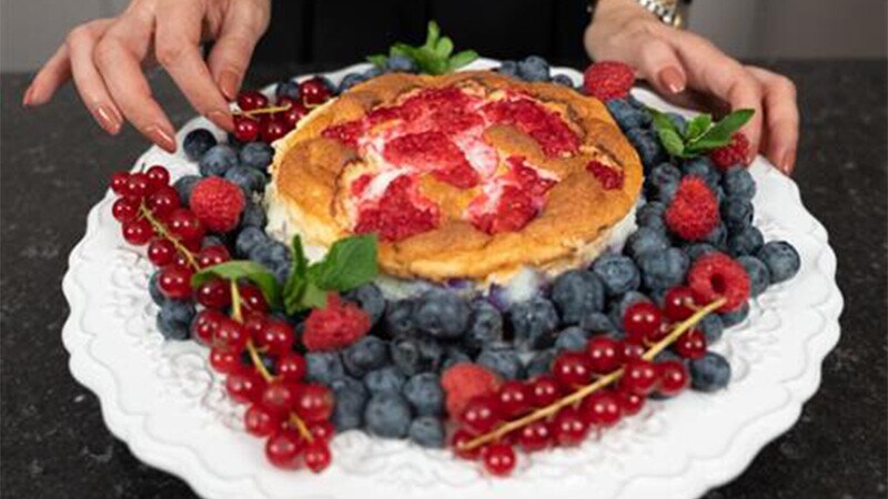 Bolo de Claras e Frutos Vermelhos Bolo de Claras e Frutos Vermelhos